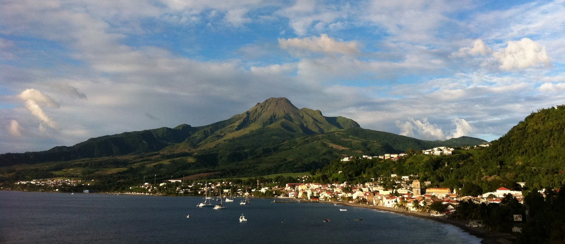 La mer et la montagne Pelée depuis la baie de Saint-Pierre, en Martinique